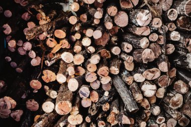 Tahta sopalar, yakacak odun, ahşap arka plan.