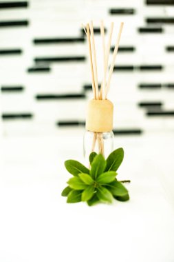 Siyah ve beyaz geometrik duvar arkaplanında aroma yayıcı