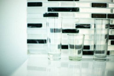 Siyah ve beyaz duvar geometrik arkaplanındaki gözlüklerin soyut görüntüsü