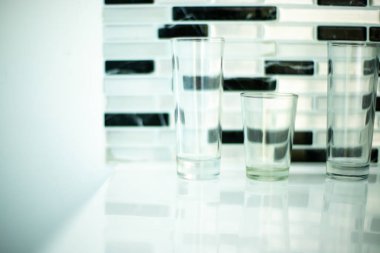 Siyah ve beyaz duvar geometrik arkaplanındaki gözlüklerin soyut görüntüsü