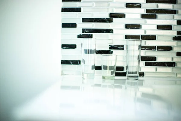 黒と白の壁の幾何学的背景のガラスの抽象的なショット — ストック写真