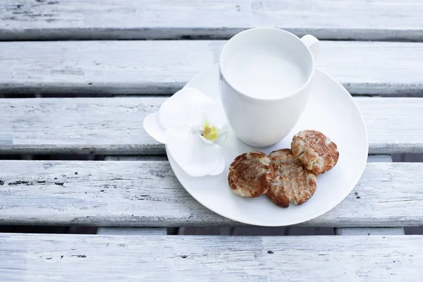 Молоко Печиво Білому Дерев Яному Фоні — стокове фото