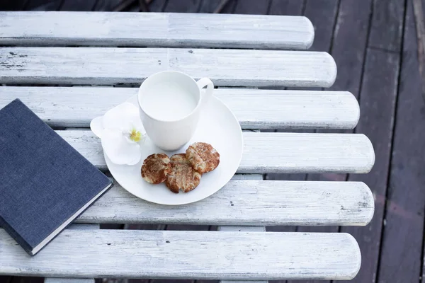 Taza Leche Galletas Cuaderno Azul Sobre Fondo Blanco Madera — Foto de Stock