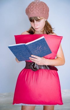 Yastık elbiseli bir kızın stüdyo fotoğrafı, yastık yarışması, kenar mahalle çetesi.