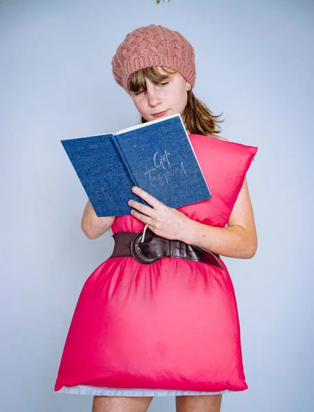 Foto Estudio Una Chica Vestido Almohada Desafío Almohada Flash Mob —  Fotos de Stock