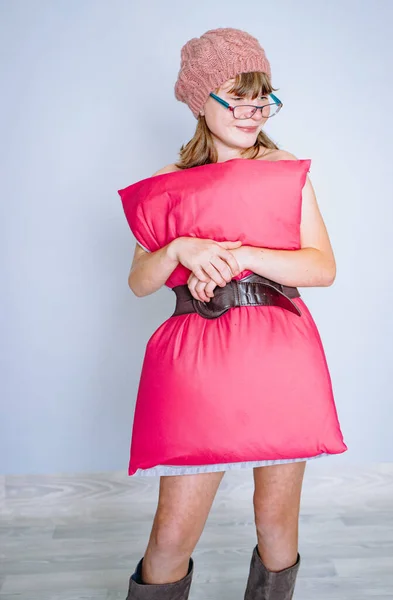 Yastık Elbiseli Bir Kızın Stüdyo Fotoğrafı Yastık Yarışması Kenar Mahalle — Stok fotoğraf