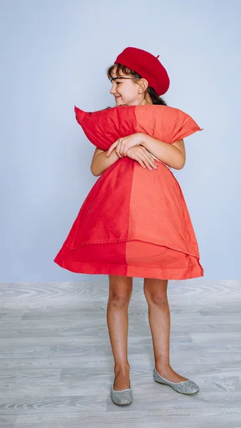 Foto Estudio Una Chica Vestido Almohada Desafío Almohada Flash Mob — Foto de Stock