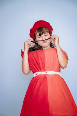 Yastık elbiseli bir kızın stüdyo fotoğrafı, yastık yarışması, kenar mahalle çetesi.
