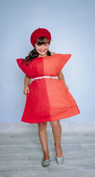 Foto Estúdio Uma Menina Vestido Travesseiro Desafio Travesseiro Mob Flash — Fotografia de Stock