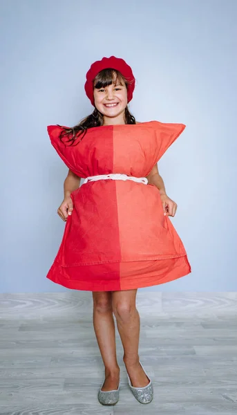 Yastık Elbiseli Bir Kızın Stüdyo Fotoğrafı Yastık Yarışması Kenar Mahalle — Stok fotoğraf