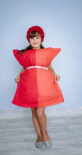 Студійна Фотографія Дівчини Сукні Подушок Проблема Подушкою Прихована Флеш Моб — стокове фото