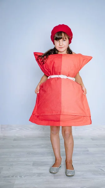 Studio Zdjęcie Dziewczyny Sukience Poduszki Wyzwanie Poduszki Covid Flash Mob — Zdjęcie stockowe
