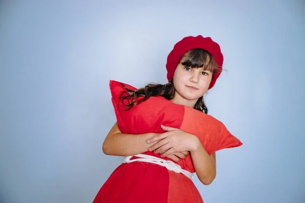 Студійна Фотографія Дівчини Сукні Подушок Проблема Подушкою Прихована Флеш Моб — стокове фото