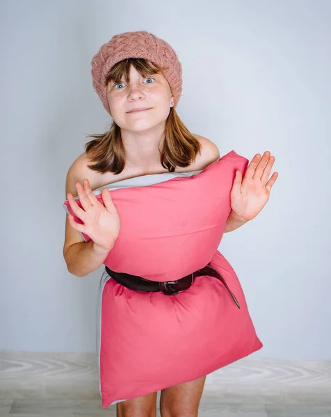 Studio Photo Une Fille Robe Oreiller Défi Oreiller Covid Flash — Photo