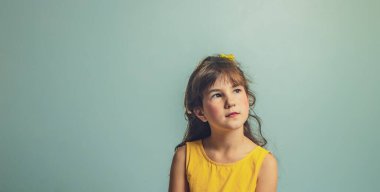 Sade arka planda izole edilmiş çiçeklerle çocuk gril 'inin kapalı stüdyo portresi