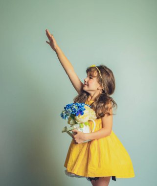 Sade arka planda izole edilmiş çiçeklerle çocuk gril 'inin kapalı stüdyo portresi