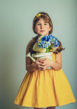 Sade arka planda izole edilmiş çiçeklerle çocuk gril 'inin kapalı stüdyo portresi