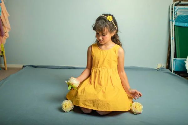 Indoor Studio Portret Van Kind Gril Met Bloemen Geïsoleerd Effen — Stockfoto