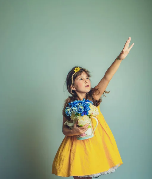 Inomhus Studio Porträtt Barn Gril Med Blommor Isolerade Över Vanlig — Stockfoto