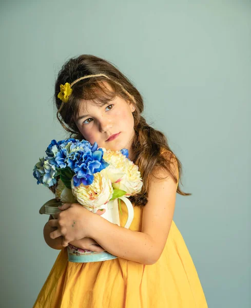 Retrato Estudio Interior Gril Niño Con Flores Aisladas Sobre Fondo — Foto de Stock