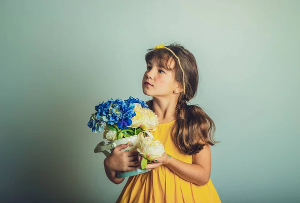 Inomhus Studio Porträtt Barn Gril Med Blommor Isolerade Över Vanlig — Stockfoto