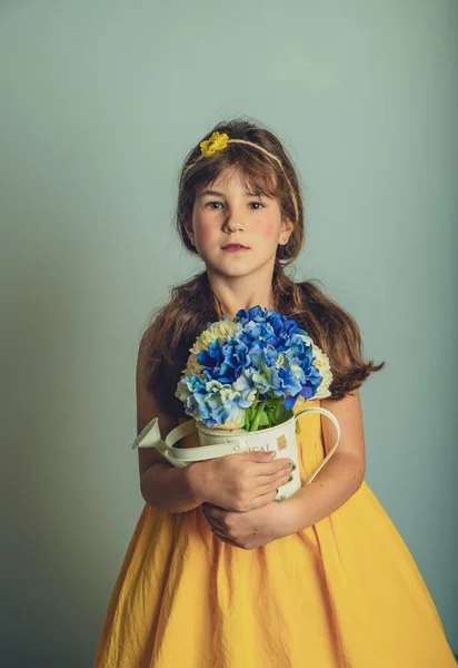 Inomhus Studio Porträtt Barn Gril Med Blommor Isolerade Över Vanlig — Stockfoto