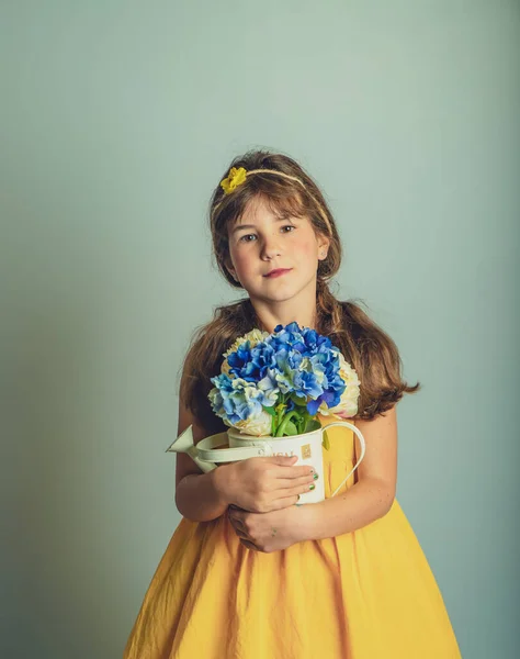 Inomhus Studio Porträtt Barn Gril Med Blommor Isolerade Över Vanlig — Stockfoto