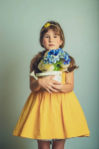Vnitřní Studio Portrét Dětské Gril Květy Izolované Přes Prosté Pozadí — Stock fotografie