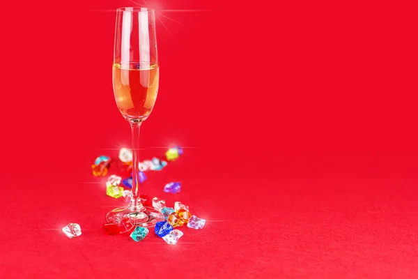 Kırmızı arka planda şampanya bardakları ve tabanında kristal taşlar. Yeni yıl ya da romantik bir kutlama. Lüks. Boş alan — Stok fotoğraf