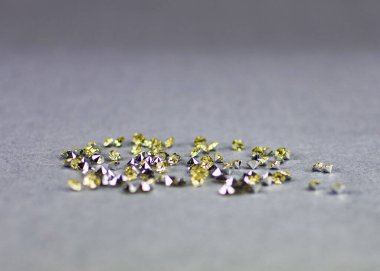 Gri doğal arka planda kristal elmaslar. Uzayı kopyala Lüks bir kutlama..