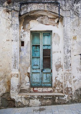 Bir Avrupa ülkesinin renkli ahşap kapısı. Eski, resim gibi ve eski bir kapı..