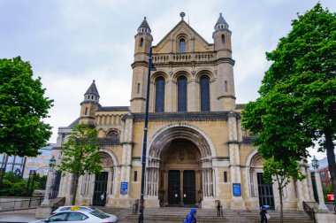 Belfast, Kuzey İrlanda 'da tarihi belediye binası taşı bina duruyor.