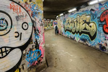 Belfast / Kuzey İrlanda, İngiltere: 18 Mayıs 2019: Grafiti, Kuzey İrlanda 'nın Belfast kentindeki bir yeraltı yaya geçidinin duvarlarını kapladı.