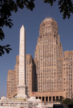           Ön Obelisk Anıtı ile Buffalo NY Belediye Binası
