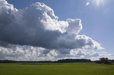Büyük gökyüzü beyaz bulutlar ile çayır