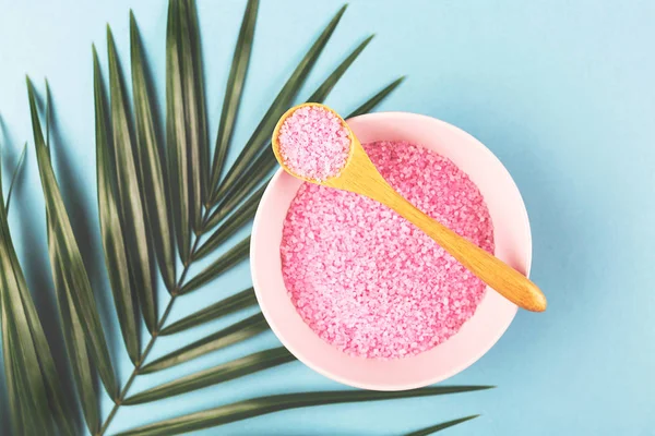 A bowl with pink salt on palm leaf. — Stock Photo, Image