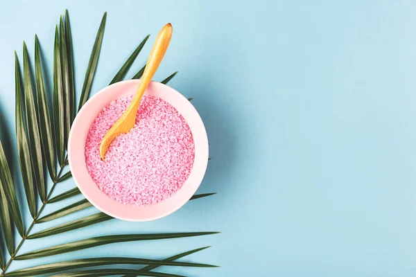 En skål med rosa salt på palmblad. — Stockfoto