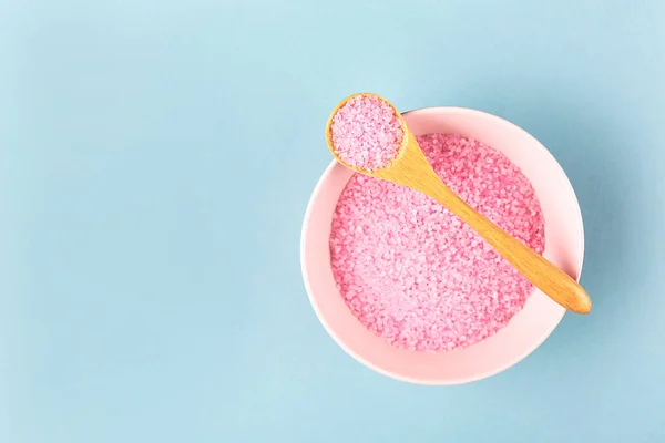 Миска з рожевою сіллю на синьому фоні . — стокове фото