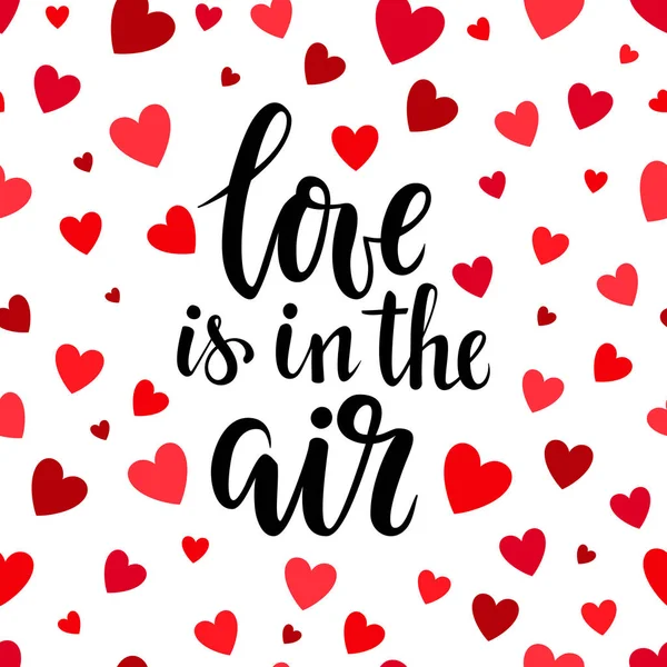 Liebe liegt in der Luft. handgezeichneter Pinselstift-Schriftzug auf rosa glitzerndem Herzhintergrund. Design für Urlaubs-Grußkarte und Einladung zur Hochzeit, Valentinstag und Liebestag. — Stockvektor