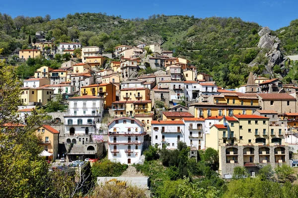 Castelmezzano, Basilicata, Itália - vista de uma das mais importantes aldeias italianas — Fotografia de Stock