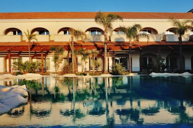 Yüzme Havuzu ve tropikal palmiye - yaz tatil kavramı