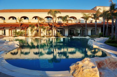 Tropikal yüzme havuzu - tatil tatil kavramı