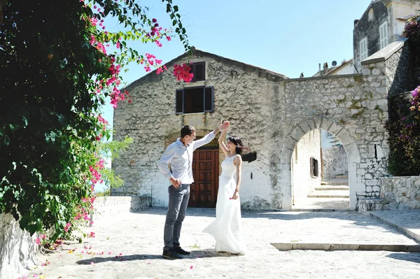 Beautiful happy couple in Sperlonga, Italy — Stock Photo, Image