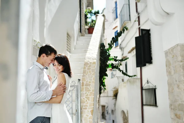 Романтическая пара невеста и жених в день свадьбы в Сперлога, Италия — стоковое фото