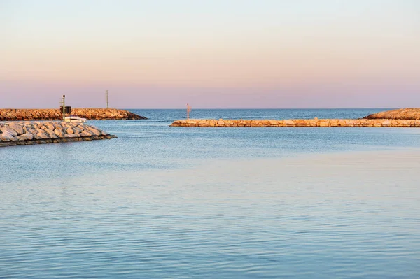 蓝色平静的海面，在港口 — 图库照片