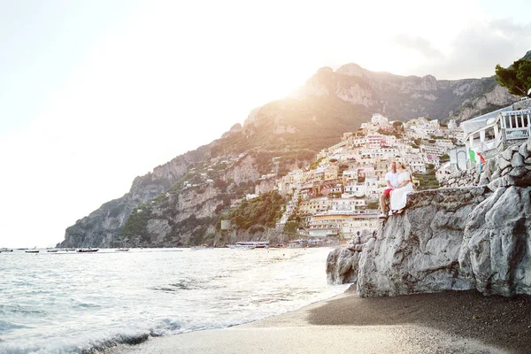 Happy young couple in honeymoon in Positano, Amalfi Coast, Italy — Stock Photo, Image