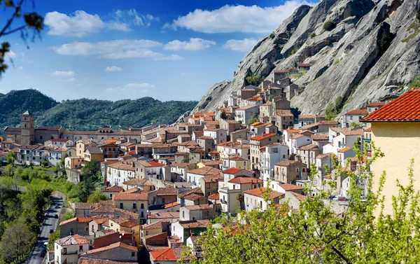 Pietrapertosa, Basilicata, Italië - panoramisch uitzicht op de stad in de rots gebouwd — Stockfoto