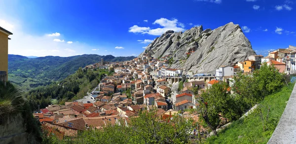 Pietrapertosa aldeia construída na rocha montanhosa, Basilicata, Itália — Fotografia de Stock