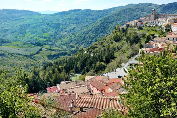 Italië, Basilicata, Pietrapertosa - uitzicht op de stad en de vallei — Stockfoto