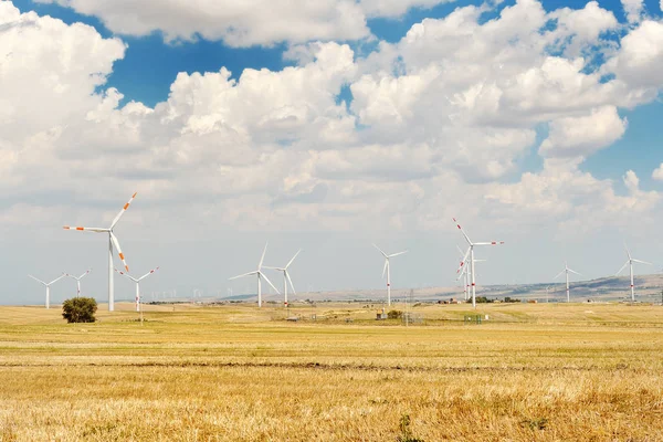 Generator windturbine in een veld — Stockfoto